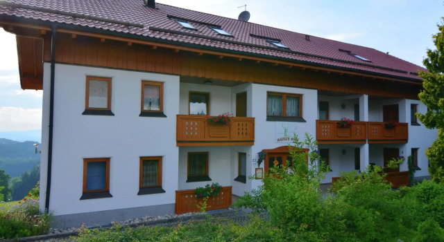 Holiday home with panoramic view and every convenience - spa, Varaa Lomakeskus Hotellit Baijeri pysäköinnillä, Pysäköinti