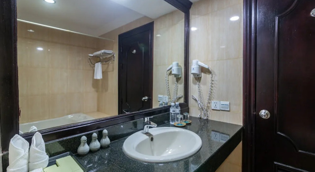 Трёхместный номер Deluxe Kingdom Angkor Hotel