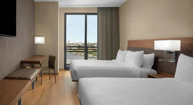 Четырёхместный номер Standard с балконом AC Hotel by Marriott Clearwater Beach