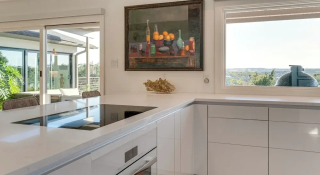 Коттедж с 3 комнатами с балконом Luxe Mid-century Austin Home w/ Canyon Views