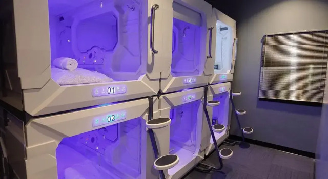 Кровать в общем номере U Street Capsule Hostel