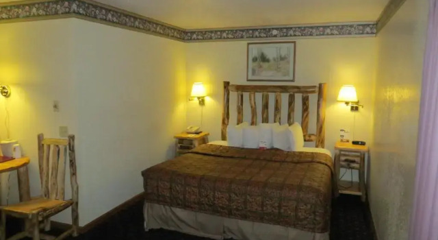 Одноместный номер с балконом Super 8 by Wyndham Bridgeview of Mackinaw City