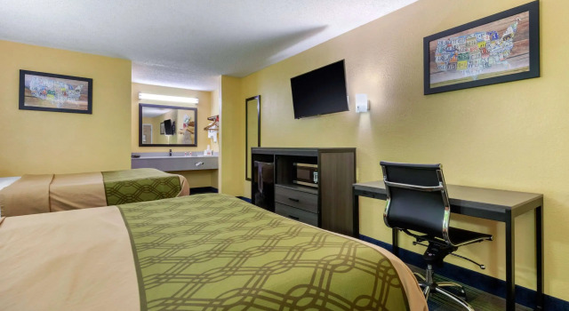 Четырёхместный номер Standard Econo Lodge Nashville near Percy Priest Lake