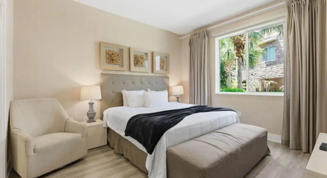 Designer 4BR Getaway, Sleek Laminate Floors, Varaa Villa Huvilat kohteessa Florida, Villa