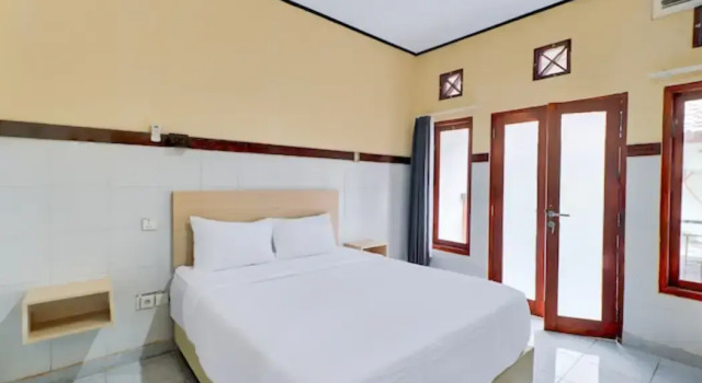 Townhouse Oak Legian Near Legian Beach Formerly Sayang Maha Merta, Book Hotel Cheap Hotels in Bali