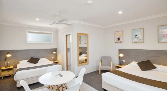 Четырёхместный номер Standard с балконом Wingham Motel