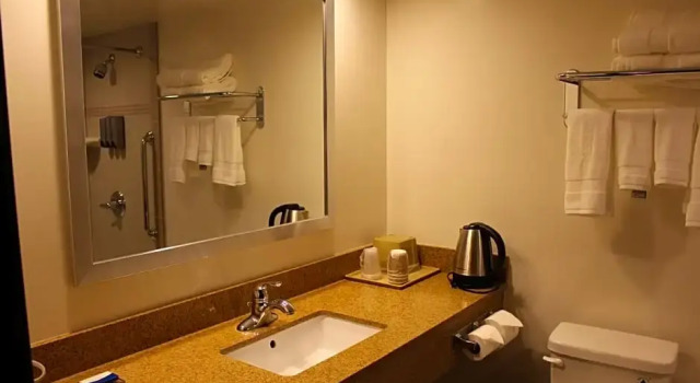 Четырёхместный номер Standard Alhambra Hotel