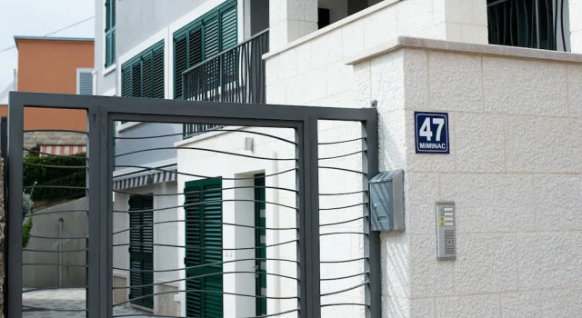 New, Modern & Comfortable, Central yet Quiet, Short Walk to old Town and Beach