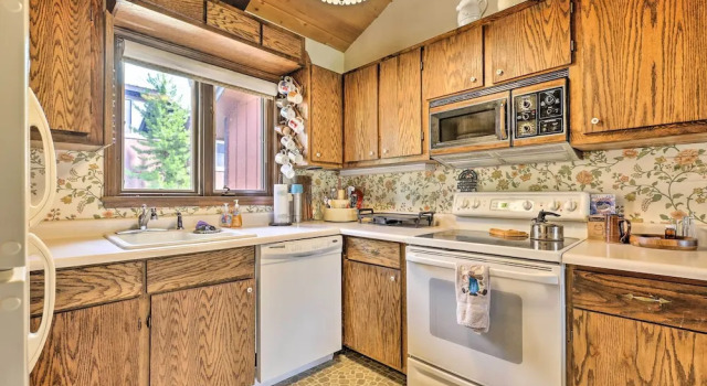 Коттедж 2 Mi to Grand Lake: Cabin w/ Fireplace & Library!