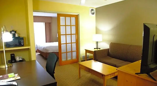 Двухместный люкс Country Inn & Suites by Radisson, Bloomington-Normal West, IL