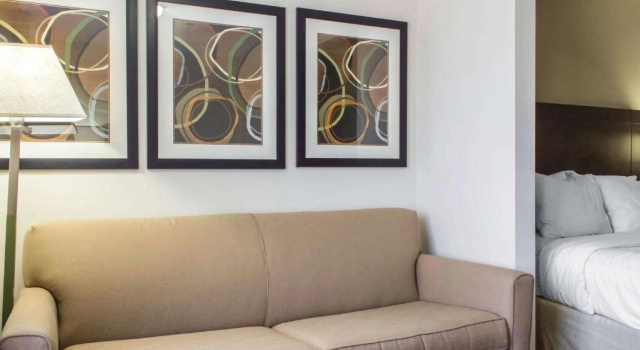 Четырёхместный люкс c 1 комнатой Comfort Suites at Tucson Mall