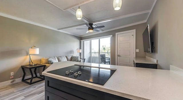 Люкс Executive Marco Beach Vacation Suites