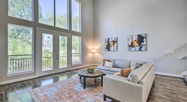 3-story Houston Townhome: 1 Mi to Minute Maid Park, Забронировать Апартаменты/квартира Апартаменты Хьюстона, рядом с Houston Graffiti Building, Апартаменты/квартира