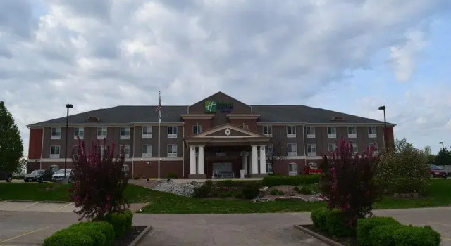 Кровать в общем номере Holiday Inn Express Hotel & Suites Sparta by IHG