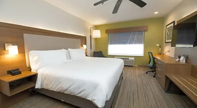 Люкс Standard Holiday Inn Express Hotel & Suites Clinton by IHG