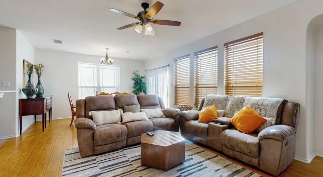 Inviting Home w/ Enlosed Yard & Gas Grill, Book Hotel Round Rock Greater Austin