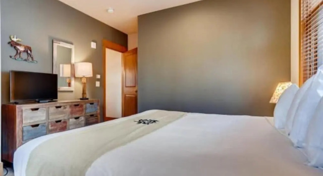 Premier 4 Bedroom Ski in, Ski out Lone Eagle Condo With the Best Access to Skiing in Keystone, Забронировать Апартаменты/квартира Отели Roosevelt National Forest с парковкой, Парковка