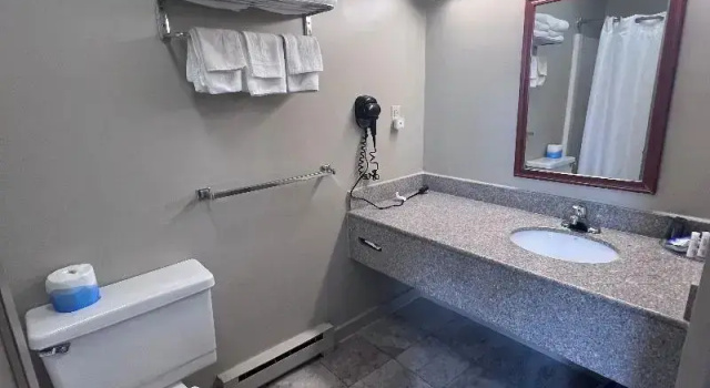 Четырёхместный номер Standard Rodeway Inn & Suites Hershey Chocolate Avenue