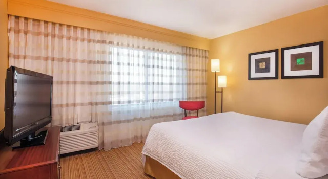 Люкс c 1 комнатой Courtyard by Marriott Hartford Manchester