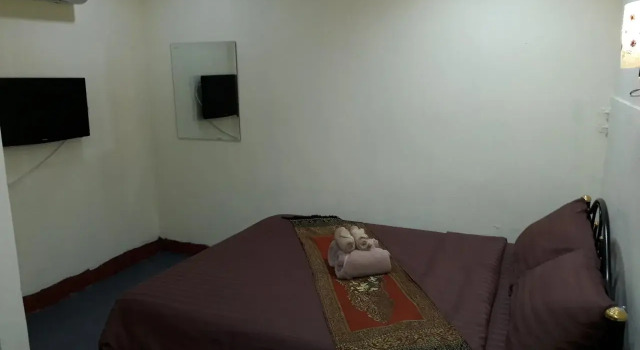 CV25 Guesthouse, Varaa Hotelli Hotellit North-Eastern Thailand pysäköinnillä, Pysäköinti