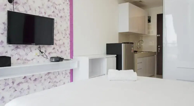 Homey Studio Apartment with Pool View at Springwood Residence