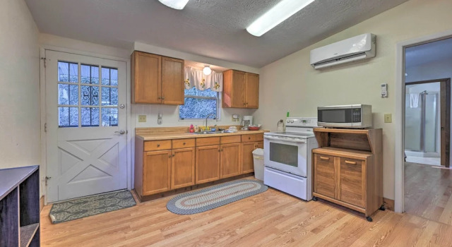 Коттедж Secluded Bryson City Home w/ Deck, Steps to Creek!