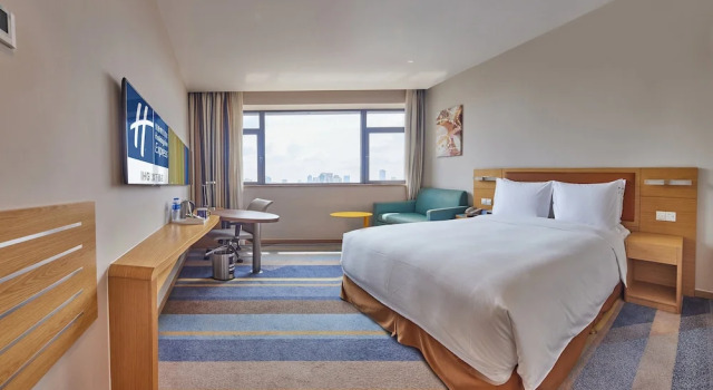 Двухместный номер Standard Extra Floor Space Отель Holiday Inn Express SHANGHAI ZHENPING by IHG