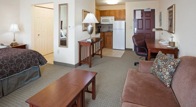 Двухместный люкс Staybridge Suites Milwaukee Airport South by IHG