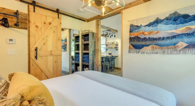 Historic Charm + Modern Luxury: 6 Mi to Stowe Mtn, Забронировать Дом для отпуска Стоу Stowe-Smuggler's Notch