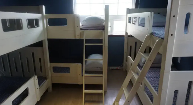 Кровать в общем номере Grim Garden Guesthouse