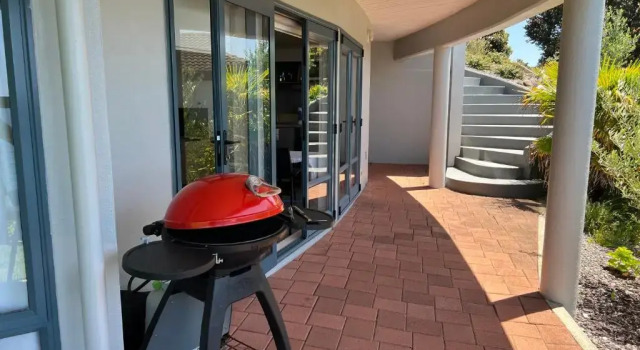 Апартаменты Oceana Heights Paradise - Beautiful 2 bdrm self contained apartment