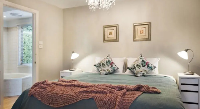 Aggies Way - dog friendly with panoramic views, Book Hotel Daylesford 
