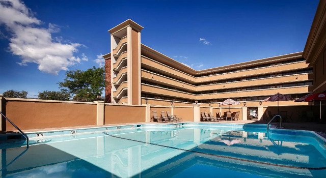 Кровать в общем номере Best Western Mill River Manor