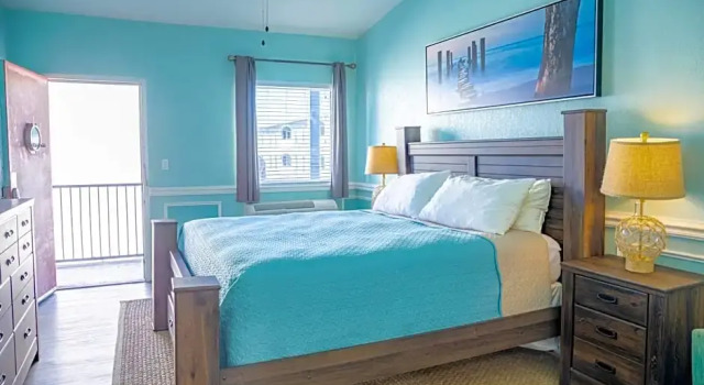 Двухместный люкс Sea and Breeze Hotel and Condo