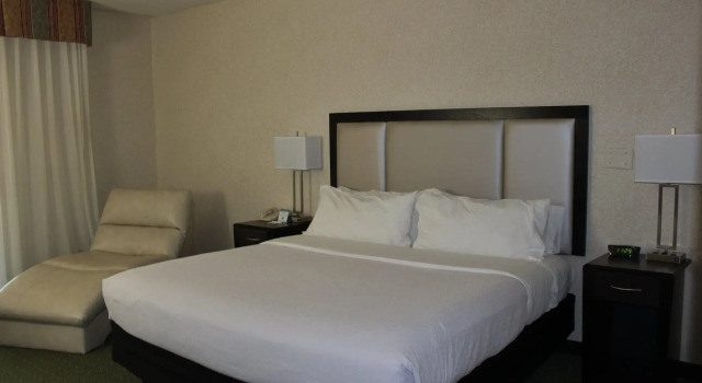 Двухместный номер Standard с балконом Holiday Inn Des Moines-Airport Conf Center by IHG