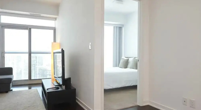 EG Suites - York St Condos 1 near CN Tower offered by Short Term Stays, Забронировать Отель Торонто Greater Toronto Area, рядом с Театр Принцесса Уэльса