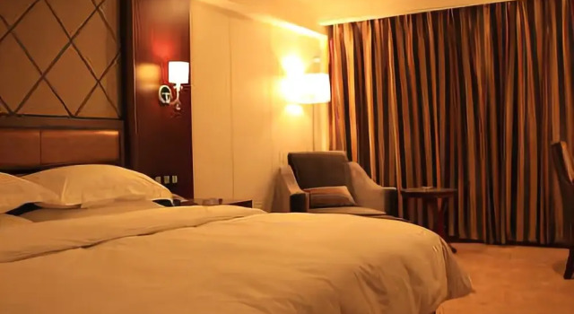 Yuebanwan Hotel (Fat Donglai at Xuchang Railway Station)
