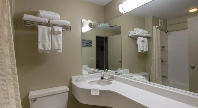 Четырёхместный номер Standard RIT Inn & Conference Center