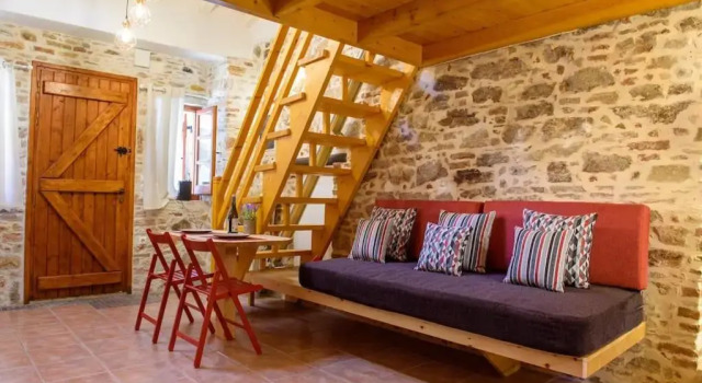 Lavrio stone house 5 min from the centre/port, Забронировать Отель Отели Лавреотики с парковкой, Парковка