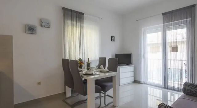 Comfortable apartment in a quiet area, private terrace, shared swimming pool