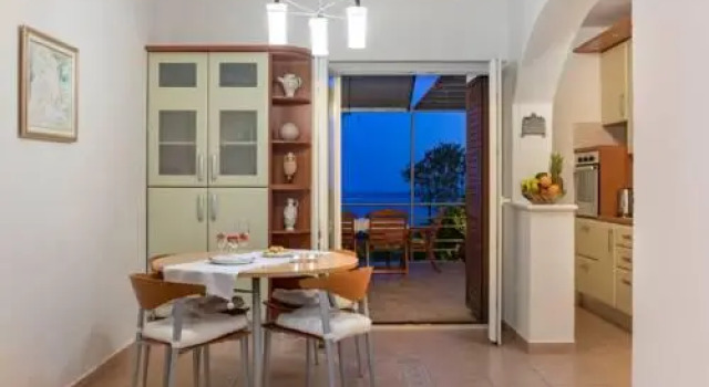 Villa stunning view in quiet area,nudist friendly, Rezerwuj Willa Hotele w Split-Dalmatia County z parkingiem, Parking