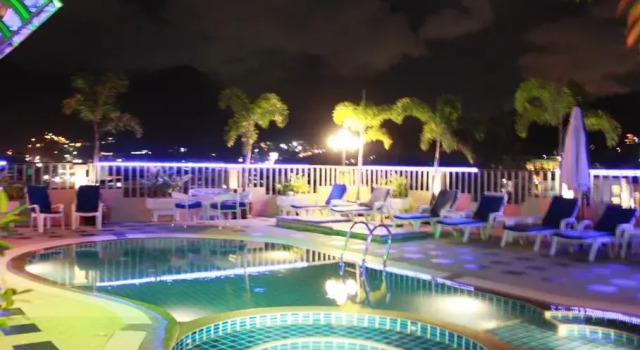 Кровать в общем номере Hemingways Hotel
