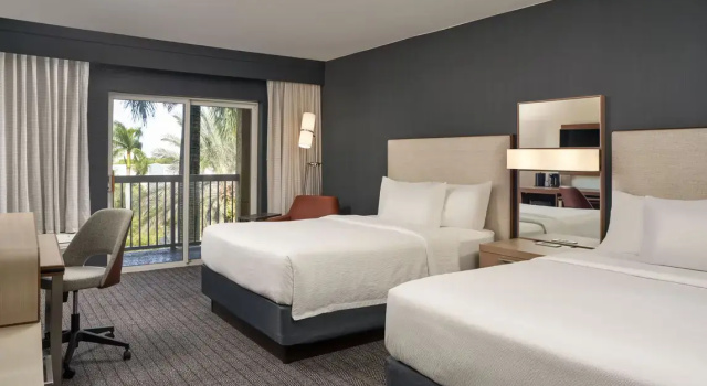 Четырёхместный номер Standard с балконом Courtyard by Marriott Fort Lauderdale Weston