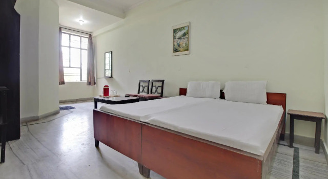 SPOT ON 60718 Gaurav Bhawan, Забронировать Отель Отели Говардхан с парковкой, Парковка