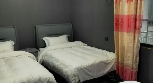 Кровать в общем номере Yangyang Hotel