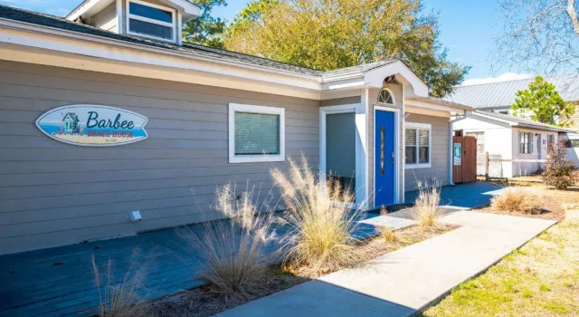 Barbee Beach House by Oak Island Accommodations, Забронировать Отель Остров Оук Северная Каролина
