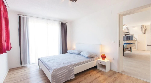 Beautiful Home in Kastel Stafilic With Wifi and 7 Bedrooms, Varaa Lomakoti Hotellit Split-Dalmatia pysäköinnillä, Pysäköinti