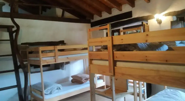 Кровать в общем номере Albergue De Soba