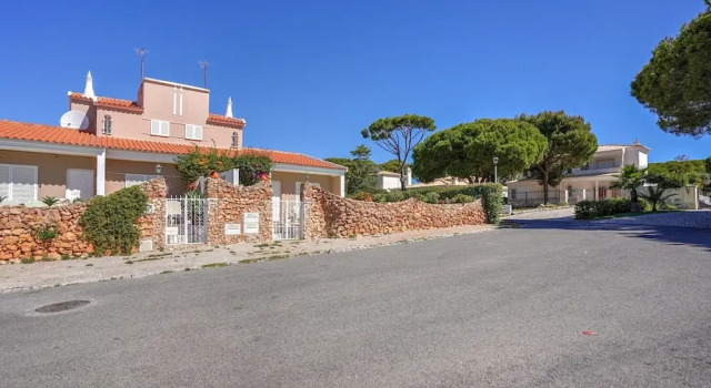 Holiday Home Vilamoura With Pool Near Beach, Rezervovat Rekreační dům Hotely v Sotavento s parkováním, Parkování
