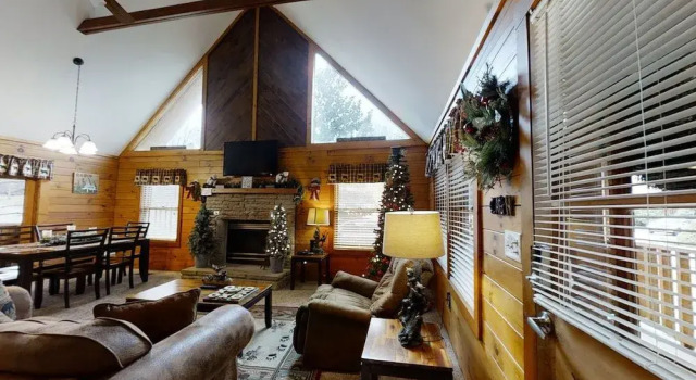 Always Christmas 2 Bedroom Cabin by RedAwning, Забронировать Отель Пиджен-Фордж Great Smoky Mountains National Park, рядом с Wear Farm City Park